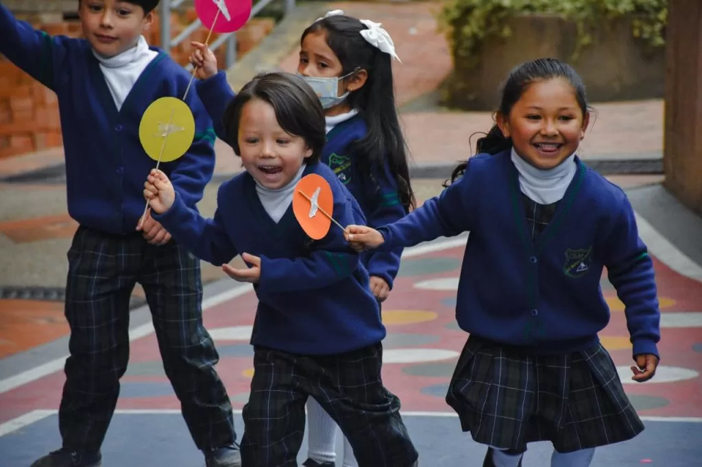 Niños jugando en el Colegio Moderno La Florida Tunja