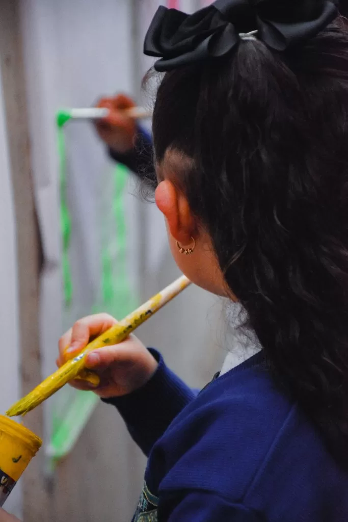 Estudiante Pintando